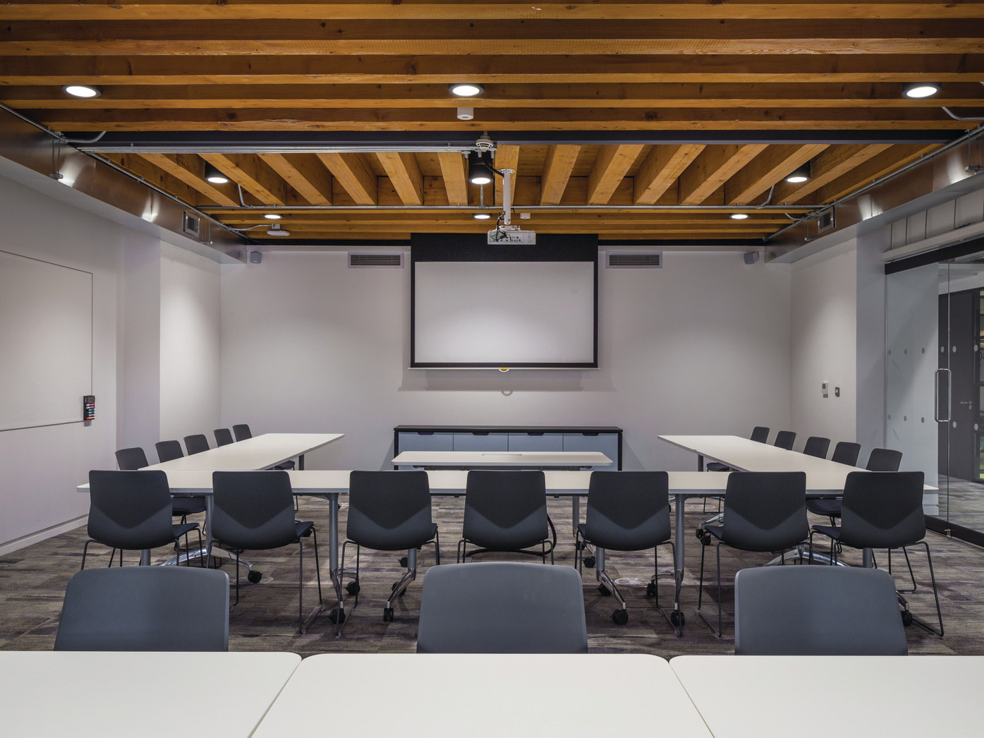 合肥政務(wù)區(qū)1800平方創(chuàng)意辦公室裝修設(shè)計項目案例分析(圖1) 會議室2.jpg